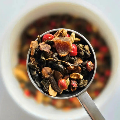 Bothy Hearth spiced green loose leaf tea with cinnamon ginger and pink pepper from Wander Cuppa. This premium tea is a warming green tea infusion inspired by Scottish fireside moments, perfect for a comforting cuppa tea or afternoon tea in Scotland. As a wholesale tea supplier UK, we provide this vegan tea and full leaf tea for cafes and retail across the UK. High-quality loose leaf tea near me featuring green tea leaves blended with aromatic spices and apricot pieces.