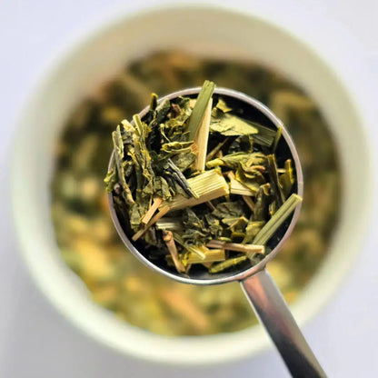 Forth Tide lemon and ginger green loose leaf tea from Wander Cuppa. This premium tea is an energising Scottish blend with lemongrass and lemon peels inspired by coastal air. As a wholesale tea supplier UK, we provide this refreshing vegan tea and full leaf tea for cafes and retail across Scotland and the UK. High-quality green tea with ginger and lemon wedges for a perfect cuppa tea.