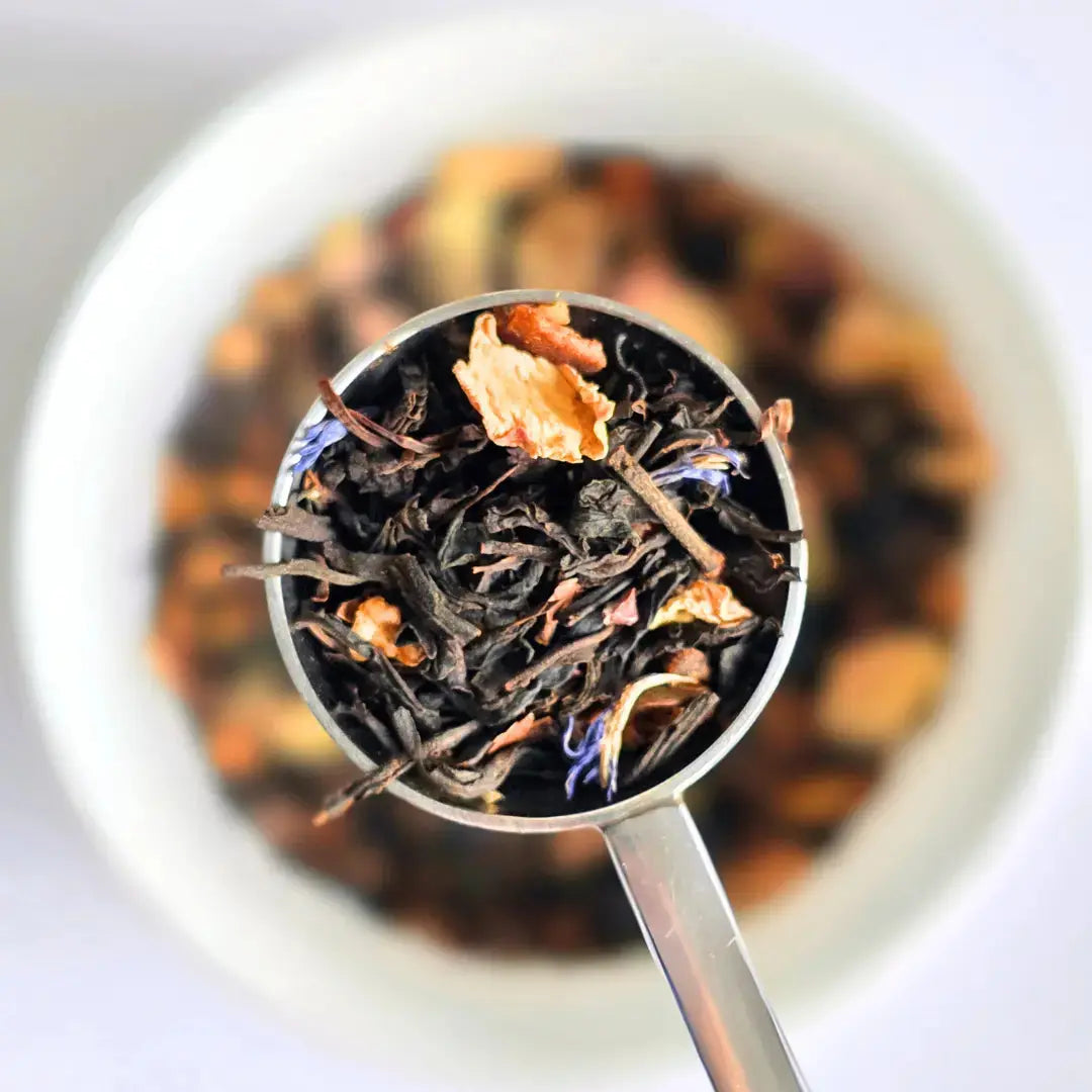 Glasgow Sunset black loose leaf tea from Wander Cuppa featuring rich cocoa beans and pear pieces. This premium tea is a decadent Scottish blend with rose petals and cornflower blossoms, ideal for a cosy afternoon tea or evening treat. As a wholesale tea supplier UK, we provide this vegan tea and full leaf tea for retail and cafes throughout Scotland and the UK. Authentic loose leaf tea near me with indulgent chocolate and fruit notes