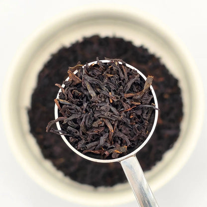 Nevis View black loose leaf tea with vanilla bean pieces from Wander Cuppa. This premium tea is a caffeine-rich Scottish blend inspired by Ben Nevis, perfect for a relaxing cuppa tea or afternoon tea. As a wholesale tea supplier UK, we provide this vegan tea and full leaf tea for cafes and retail across Scotland and the UK. High-quality loose leaf tea near me featuring bold black tea leaves and real vanilla.