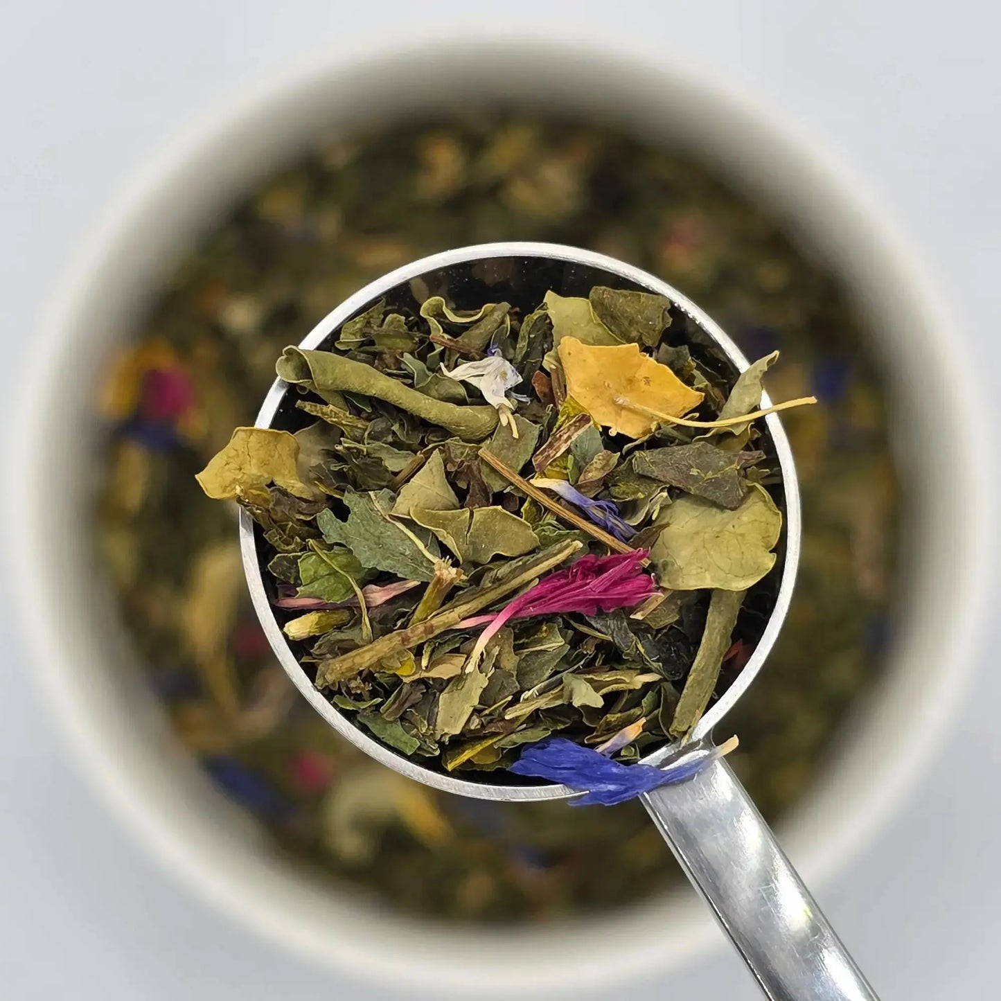 Serene Oasis green loose leaf tea with moringa leaves and spearmint from Wander Cuppa. This premium tea is an energising Scottish blend crafted for focus, featuring high-quality green tea and peppermint. As a wholesale tea supplier UK, we provide this vegan tea and full leaf tea for cafes and retail across Scotland and the UK. A refreshing cup of tea or cuppa tea perfect for afternoon tea or any time of day. High-grade loose leaf tea near me with cornflower and sunflower blossoms.